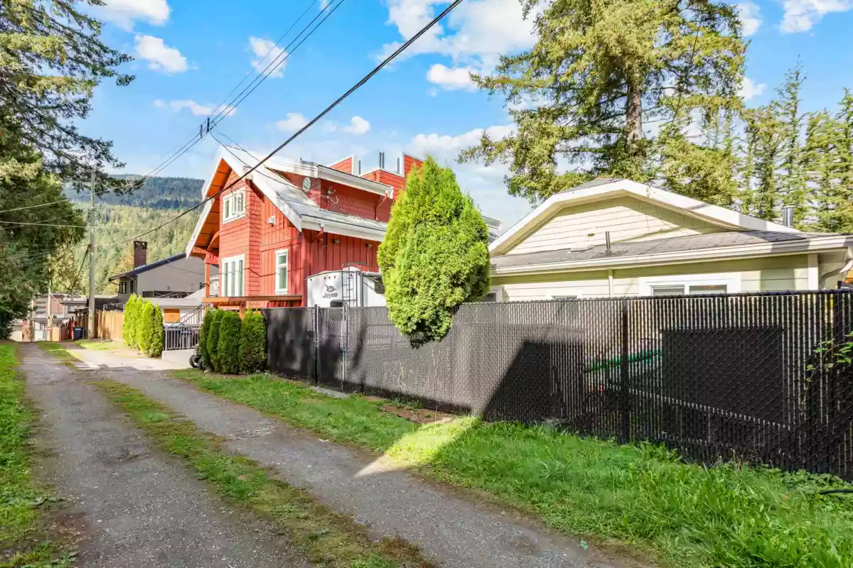 Entry Foyer Photo of 279 Fir Street, Chilliwack, BC
