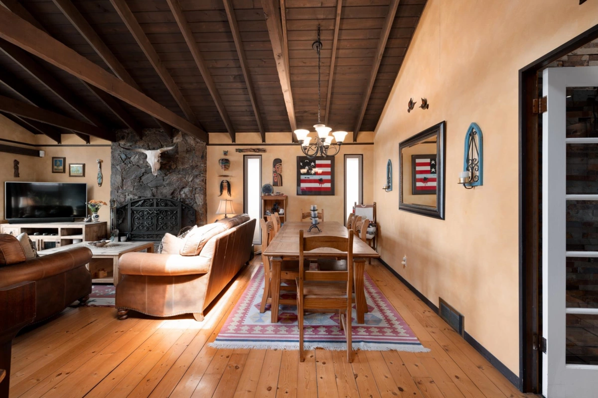 Breakfast Nook Photo of 315 Bayview Road, Lions Bay, BC