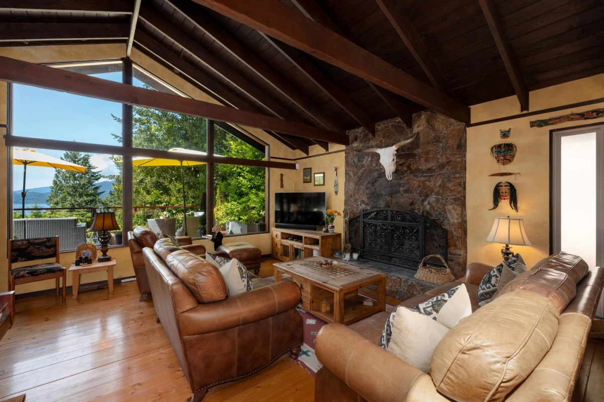 Kitchen Photo of 315 Bayview Road, Lions Bay, BC