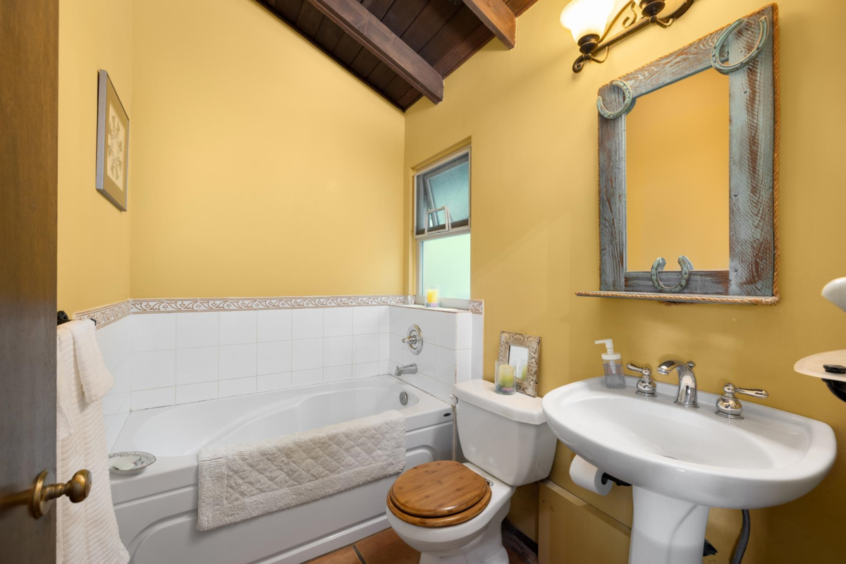 Staircase Photo of 315 Bayview Road, Lions Bay, BC