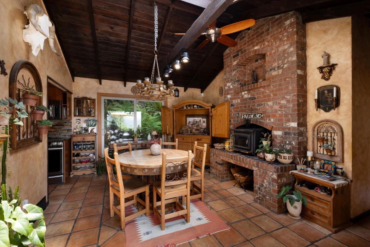 Walk-In Closet Photo of 315 Bayview Road, Lions Bay, BC