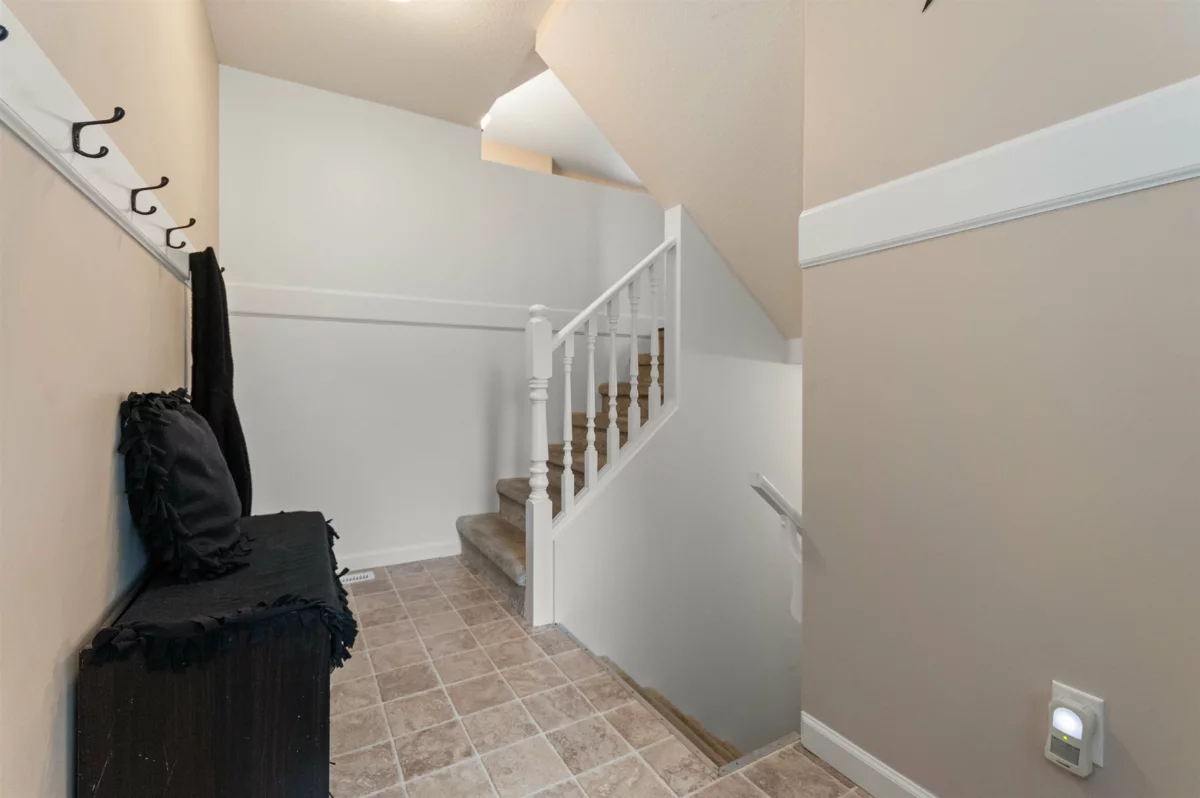 Entry Foyer Photo of 10 46360 Valleyview Road, Chilliwack, BC