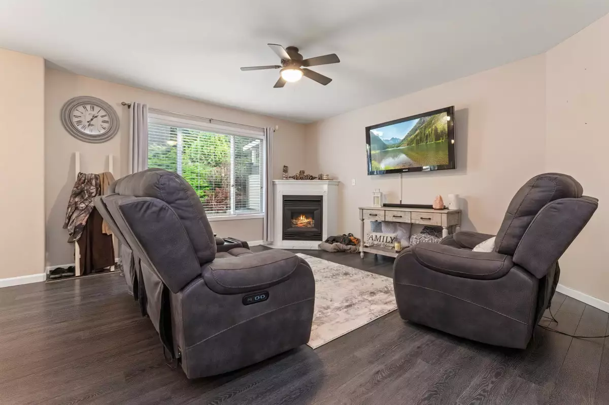 Guest Bathroom Photo of 10 46360 Valleyview Road, Chilliwack, BC