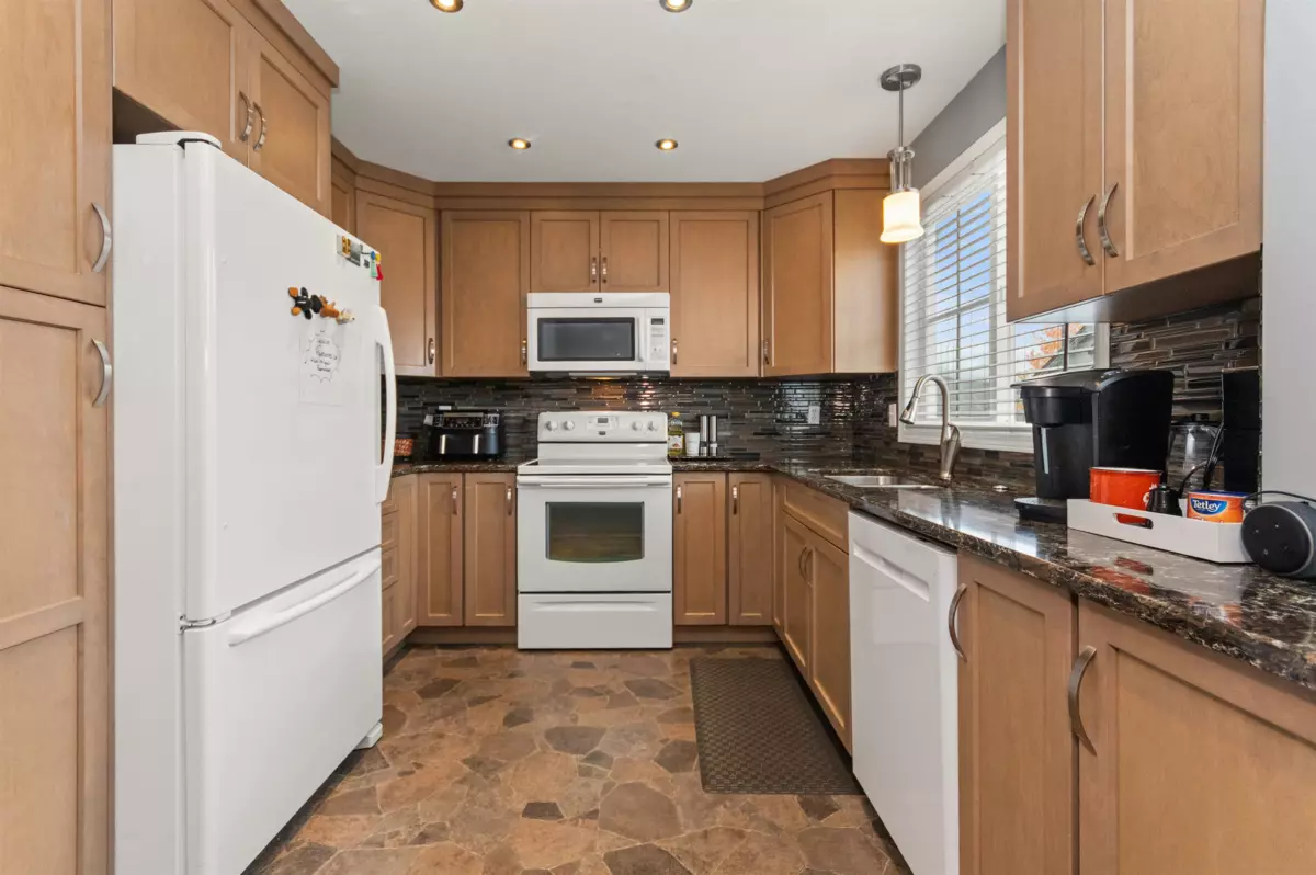 Pantry Photo of 10 46360 Valleyview Road, Chilliwack, BC