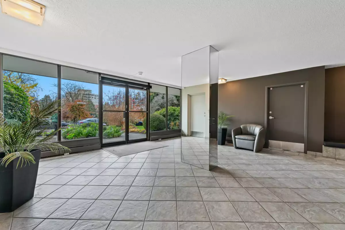 Front Yard Photo of 801 114 W Keith Road, North Vancouver, BC