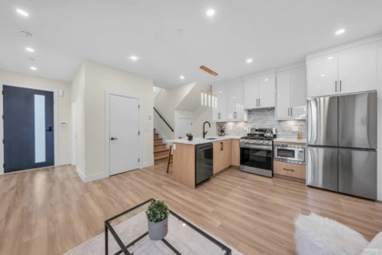 2 2703 E 3rd Avenue, Vancouver, BC, Vancouver — Half Duplex for sale