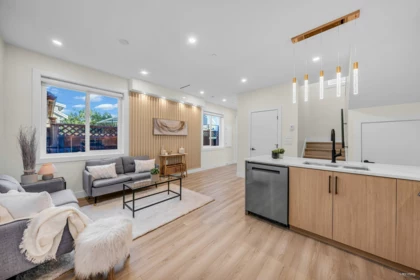 2 2703 E 3rd Avenue, Vancouver, BC, Vancouver — Half Duplex for sale