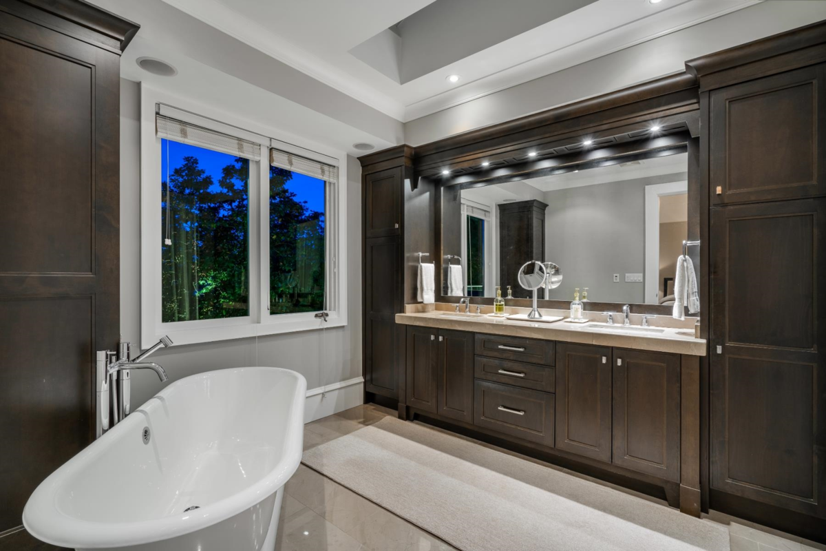 Powder Room Photo of 2312 Kings Avenue, West Vancouver, BC