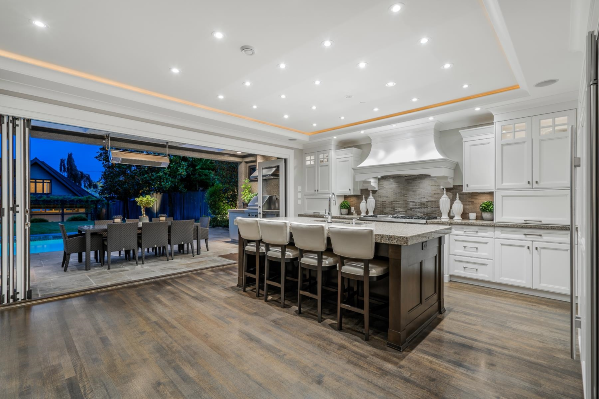 Walk-In Closet Photo of 2312 Kings Avenue, West Vancouver, BC