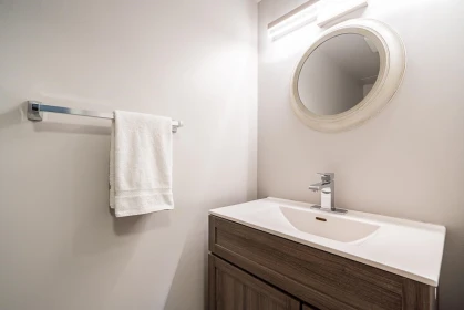 Guest Bathroom Photo of 507 2020 Fullerton Avenue, North Vancouver, BC
