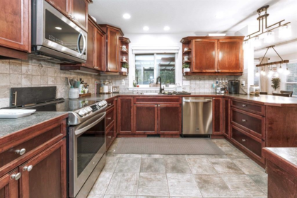 Kitchen Island Photo of 29809 Dewdney Trunk Road, Mission, BC