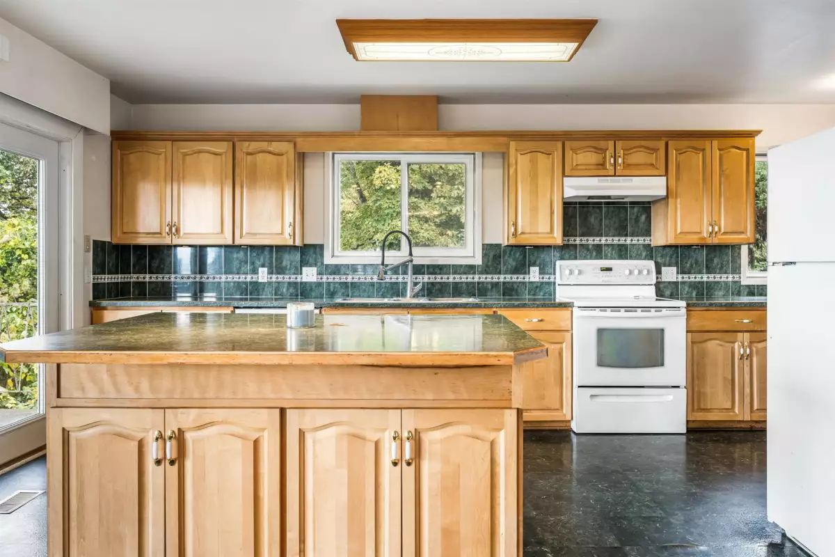 Garage Interior Photo of 9890 Quarry Road, Chilliwack, BC