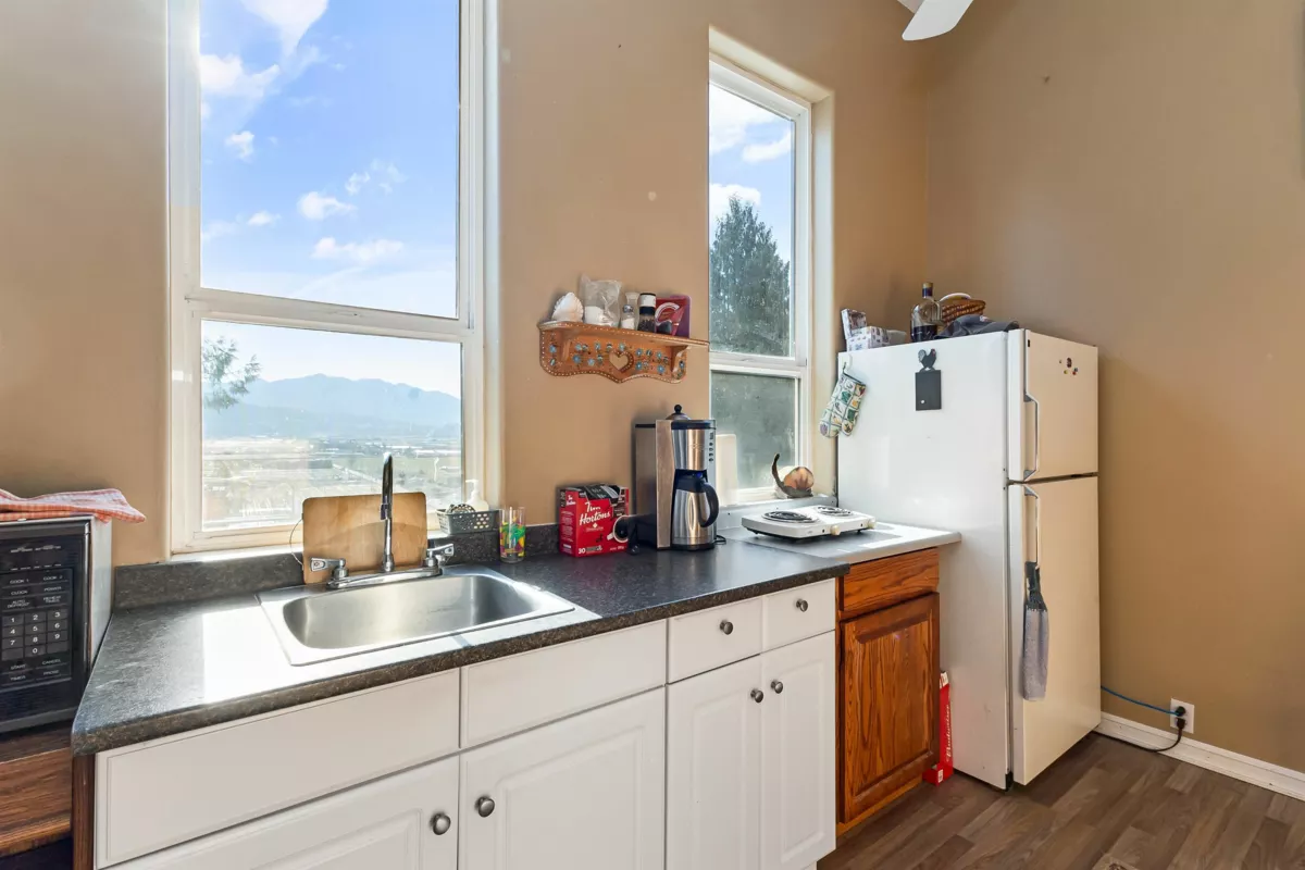 Laundry Room Photo of 47360 Mountain Park Drive, Chilliwack, BC