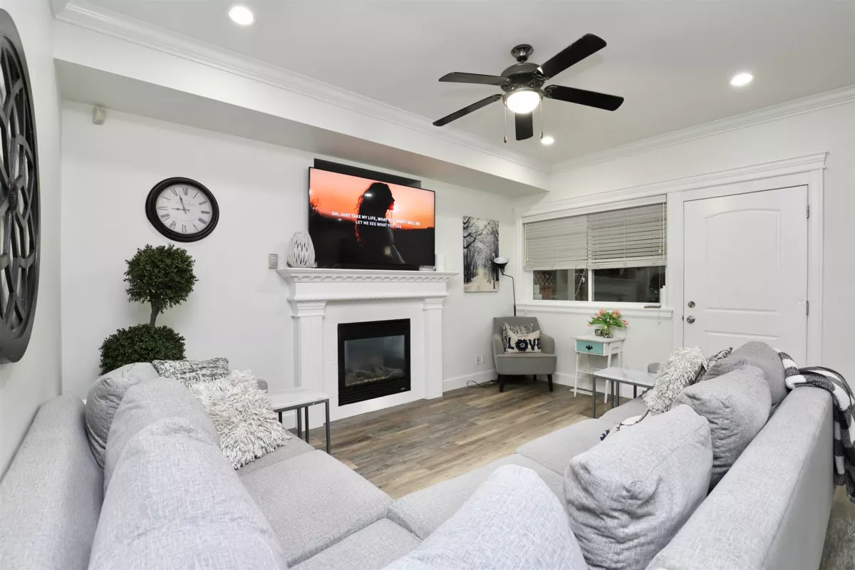 Kitchen Island Photo of 24201 103a Avenue, Maple Ridge, BC