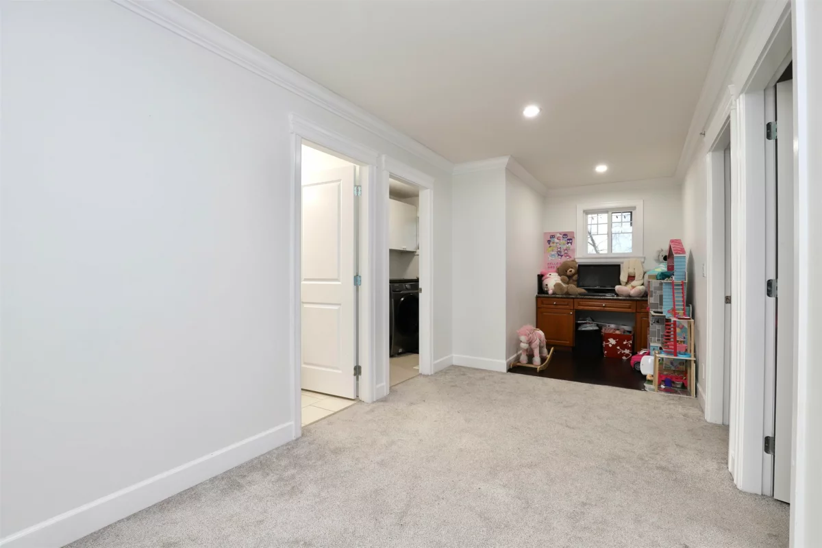 Laundry Room Photo of 24201 103a Avenue, Maple Ridge, BC