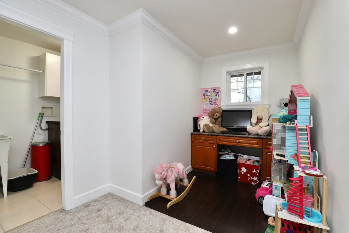Mudroom Photo of 24201 103a Avenue, Maple Ridge, BC
