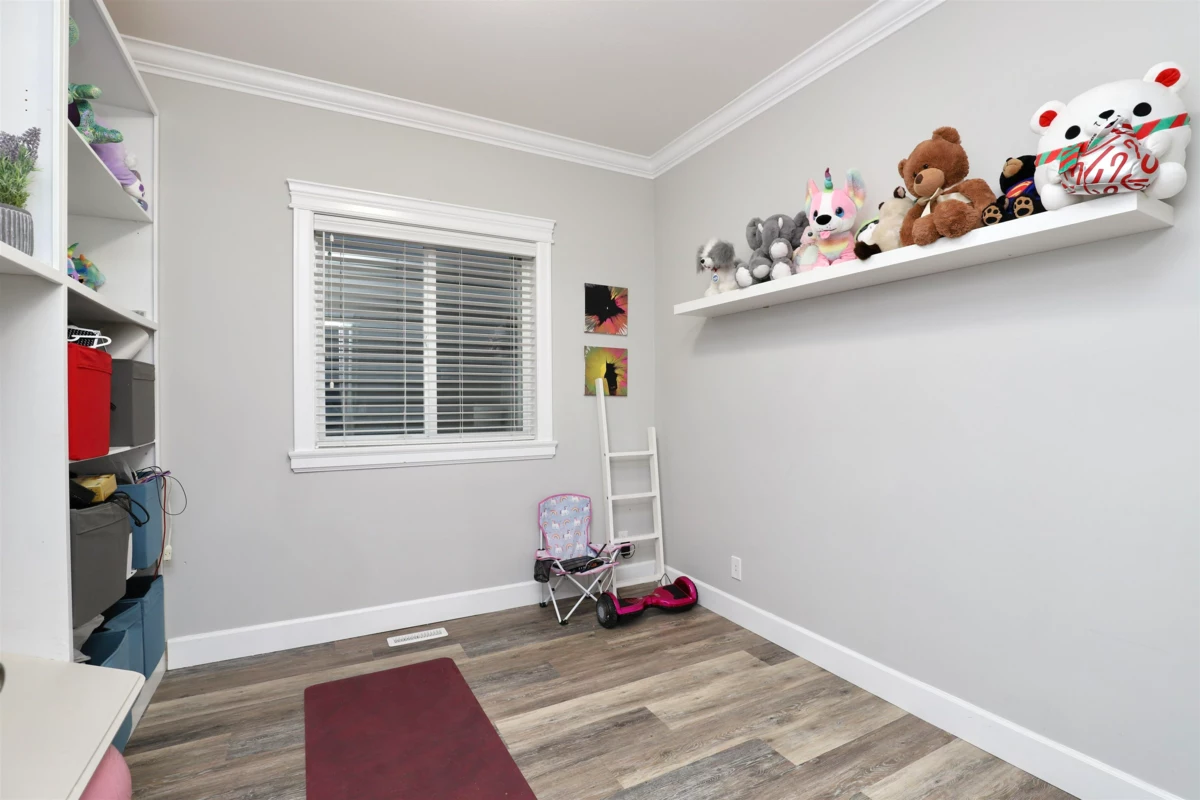 Walk-In Closet Photo of 24201 103a Avenue, Maple Ridge, BC