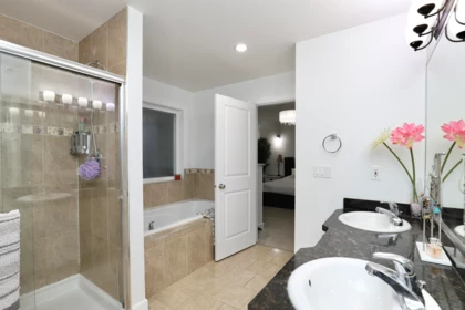 Guest Bathroom Photo of 24201 103a Avenue, Maple Ridge, BC
