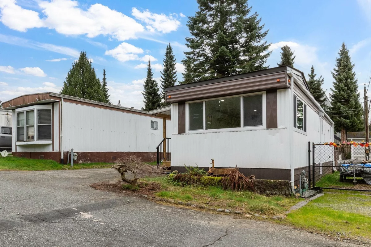 Family Room Photo of 18 21163 Lougheed Highway, Maple Ridge, BC