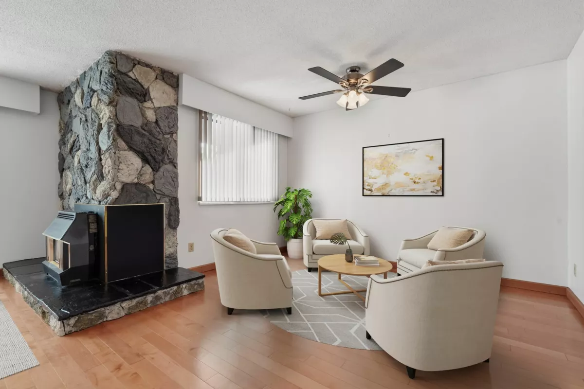 Kitchen Island Photo of 19891 43a Avenue, Langley, BC