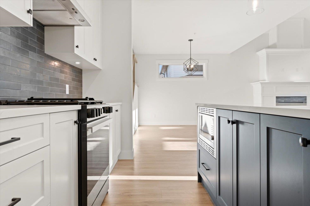 Walk-In Closet Photo of 116 46211 Promontory Road, Chilliwack, BC