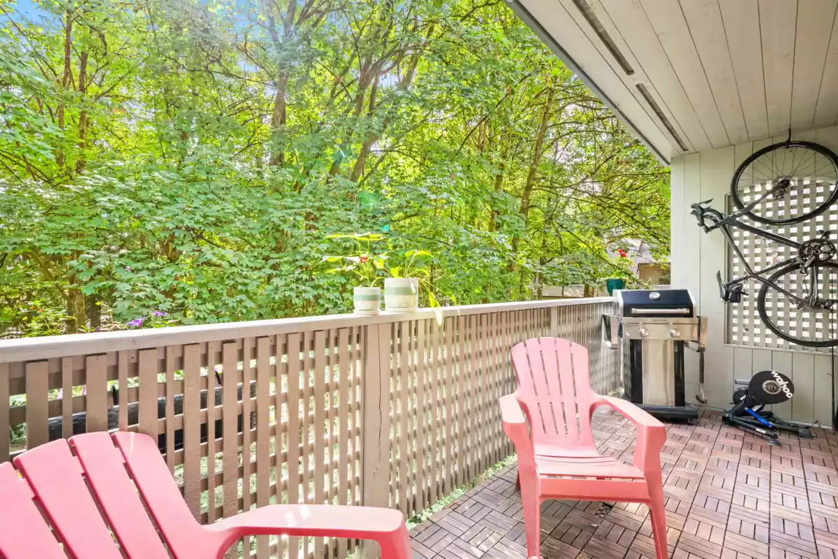 Kitchen Island Photo of 3192 Mountain Highway, North Vancouver, BC