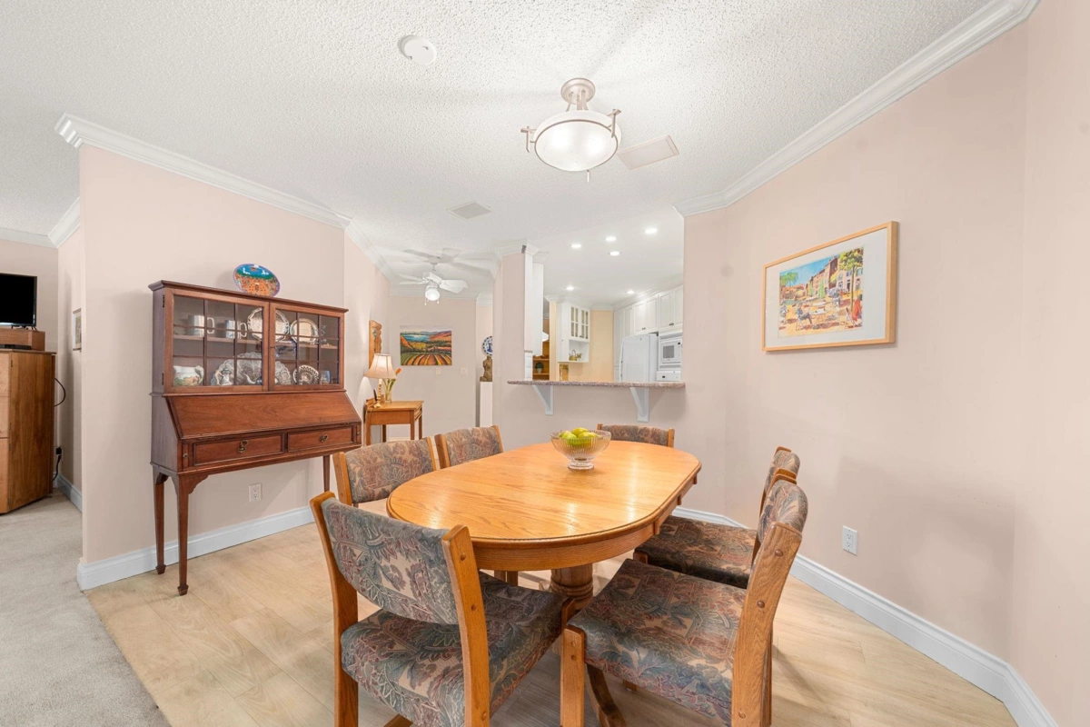 Breakfast Nook Photo of 212 2800 Chesterfield Avenue, North Vancouver, BC