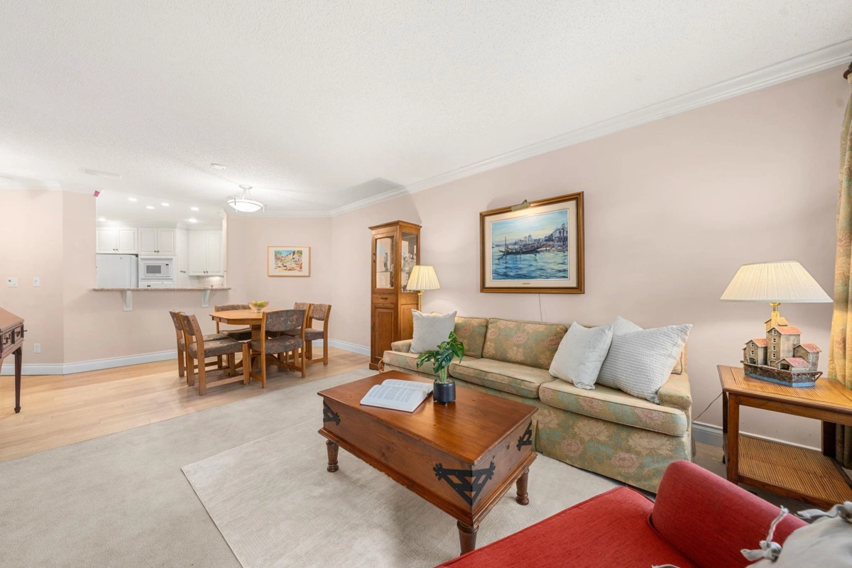 Dining Area Photo of 212 2800 Chesterfield Avenue, North Vancouver, BC