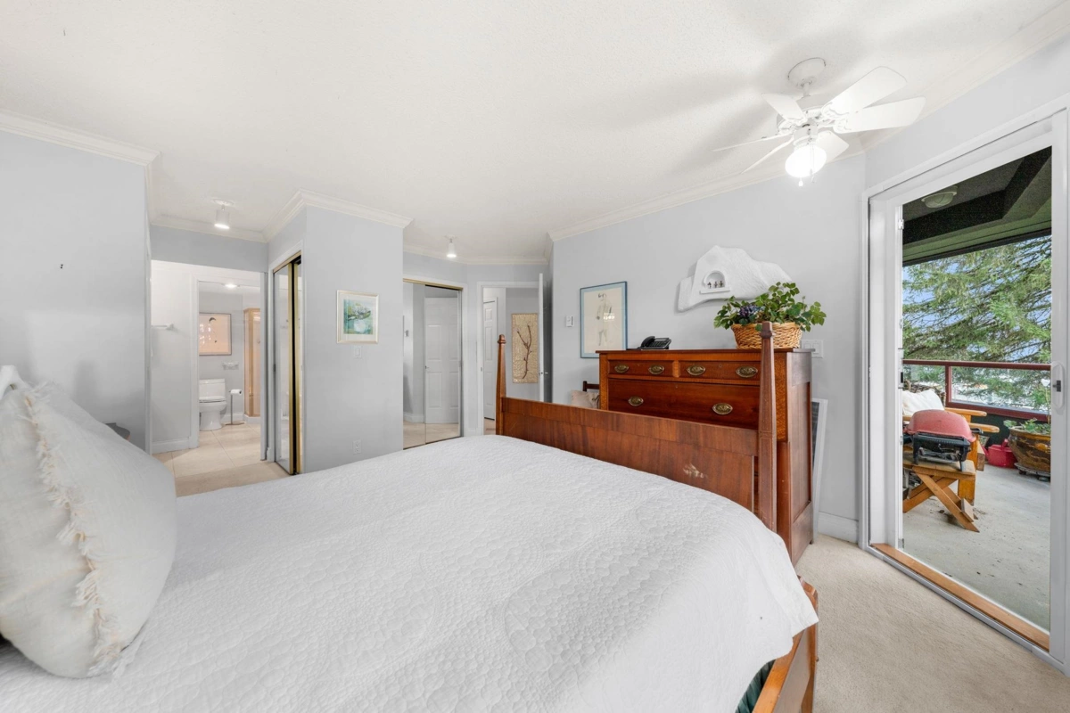 Entry Foyer Photo of 212 2800 Chesterfield Avenue, North Vancouver, BC