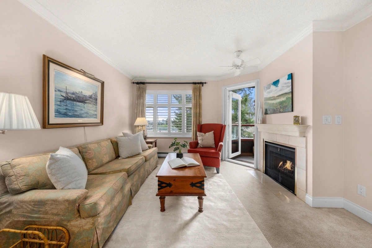Family Room Photo of 212 2800 Chesterfield Avenue, North Vancouver, BC