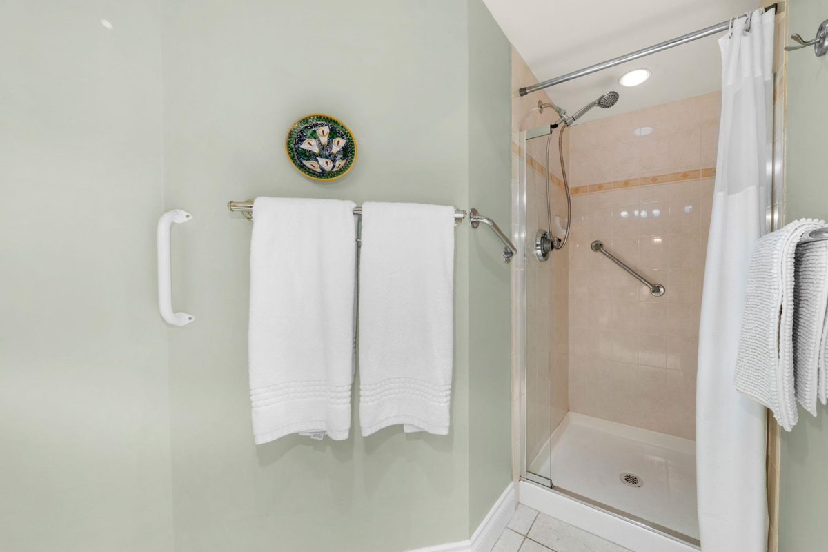 Front Yard Photo of 212 2800 Chesterfield Avenue, North Vancouver, BC