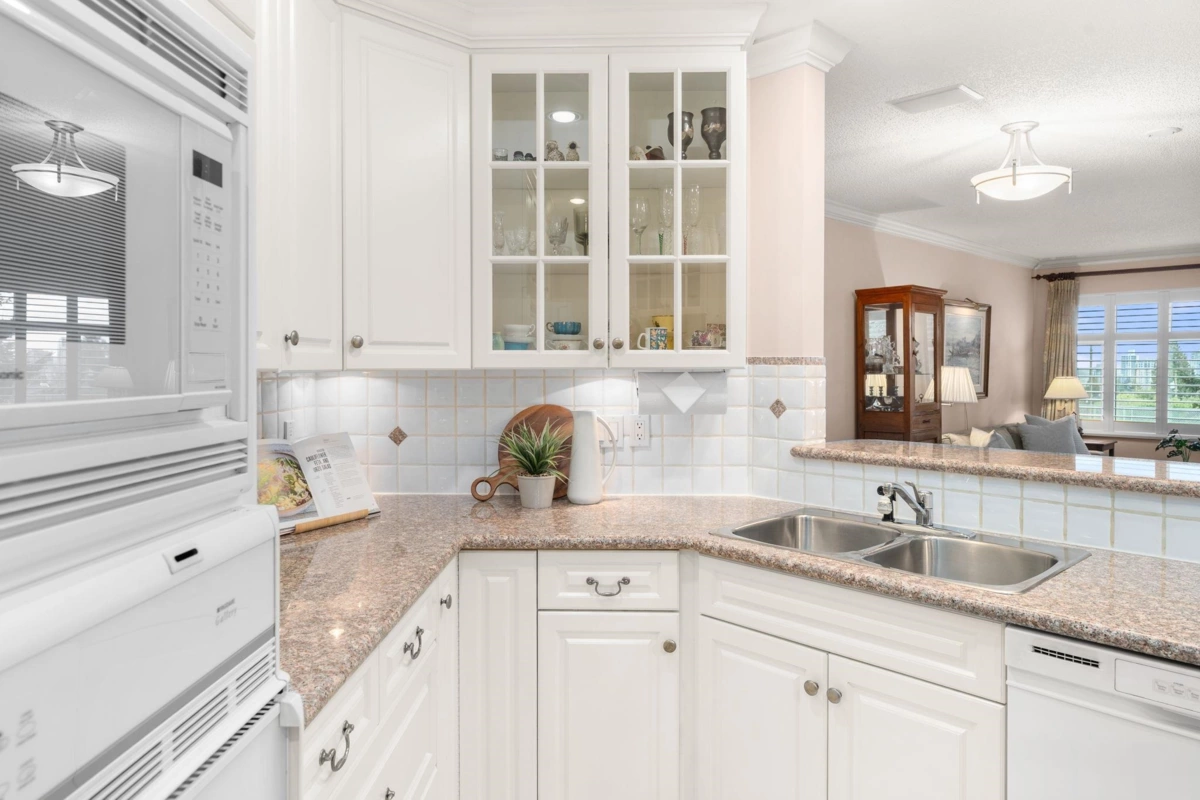 Guest Bathroom Photo of 212 2800 Chesterfield Avenue, North Vancouver, BC