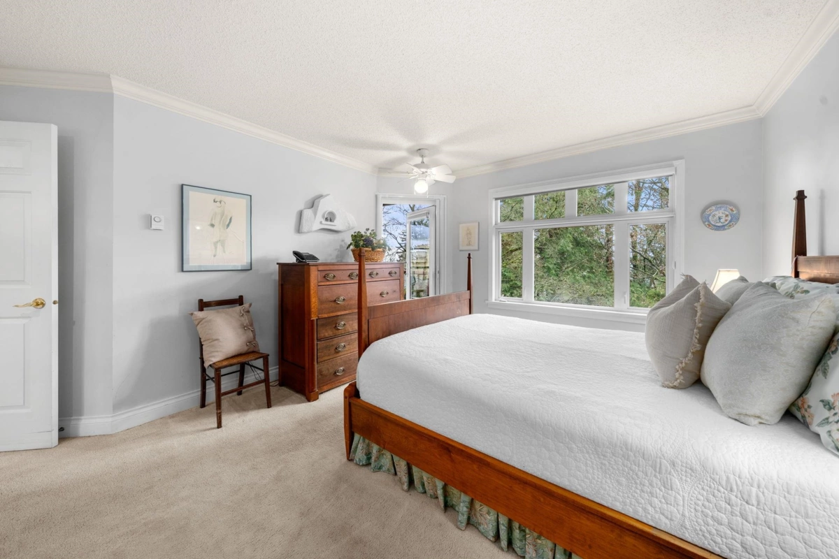 Hallway Photo of 212 2800 Chesterfield Avenue, North Vancouver, BC