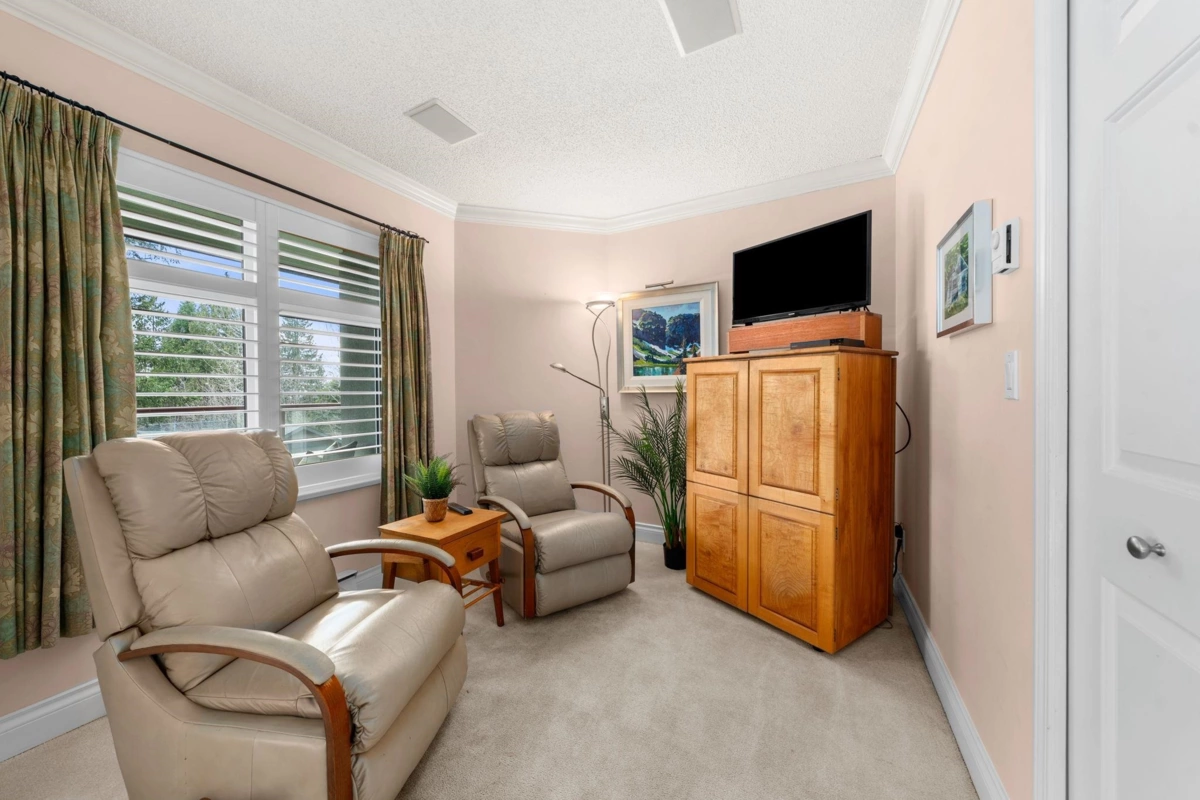 Kitchen Island Photo of 212 2800 Chesterfield Avenue, North Vancouver, BC