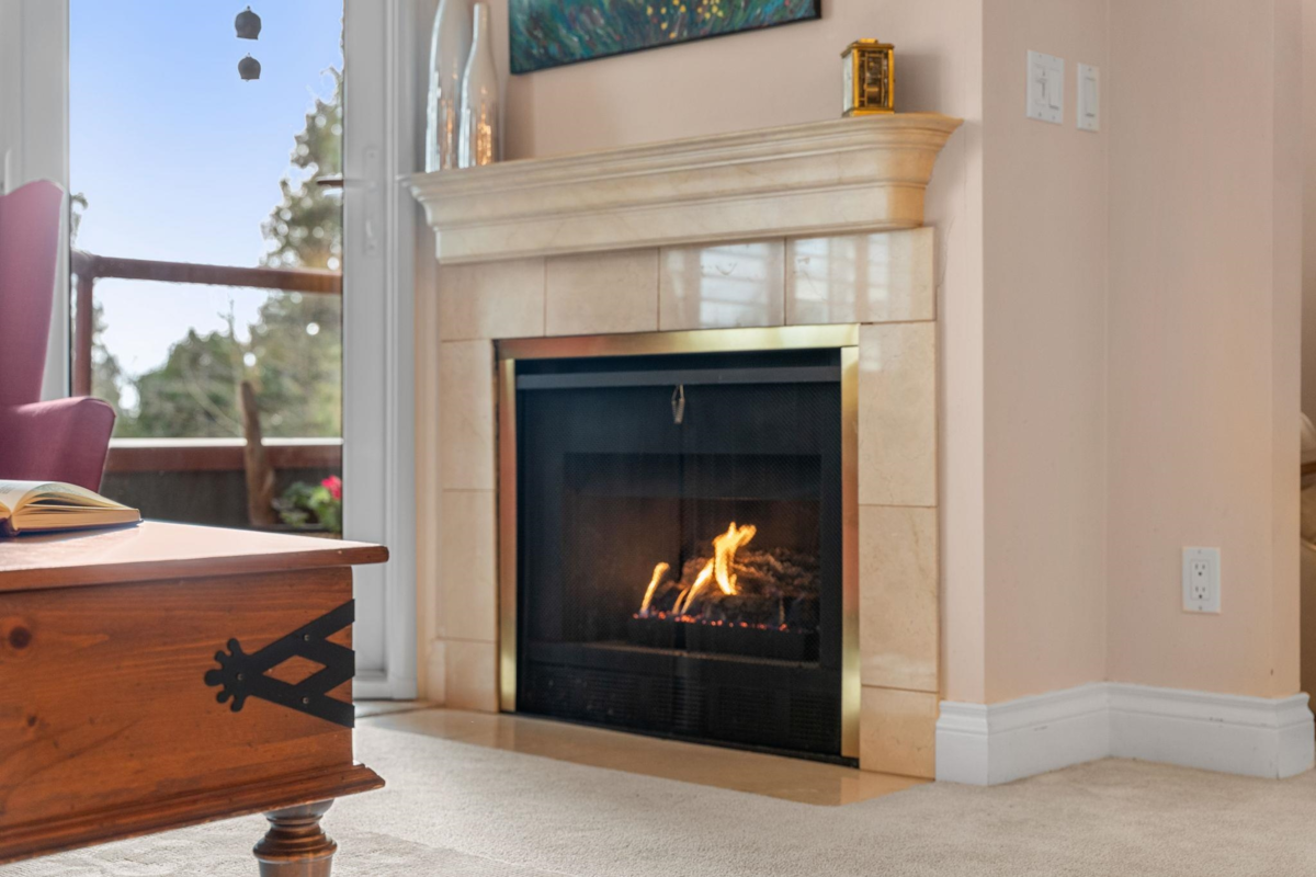 Kitchen Photo of 212 2800 Chesterfield Avenue, North Vancouver, BC