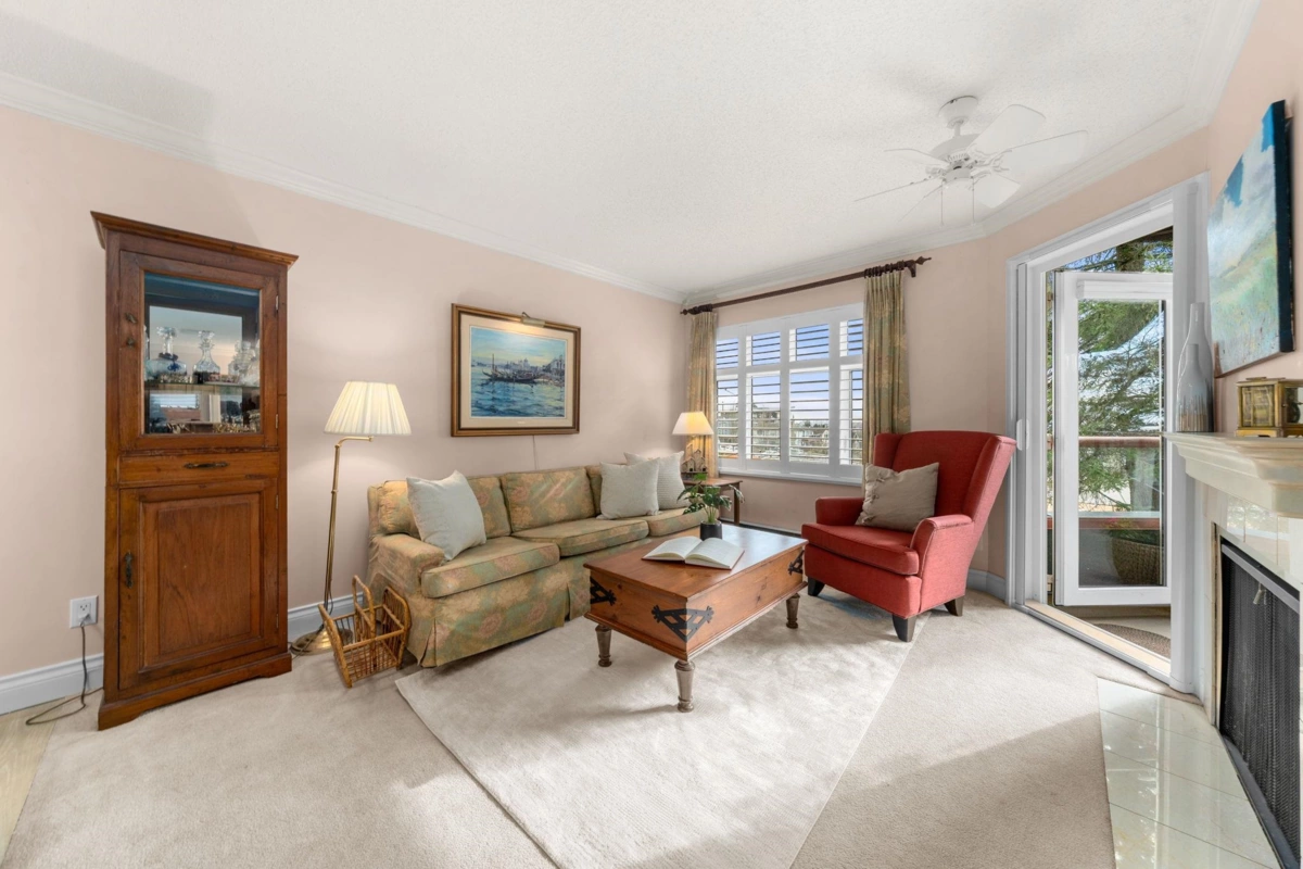 Living Room Photo of 212 2800 Chesterfield Avenue, North Vancouver, BC