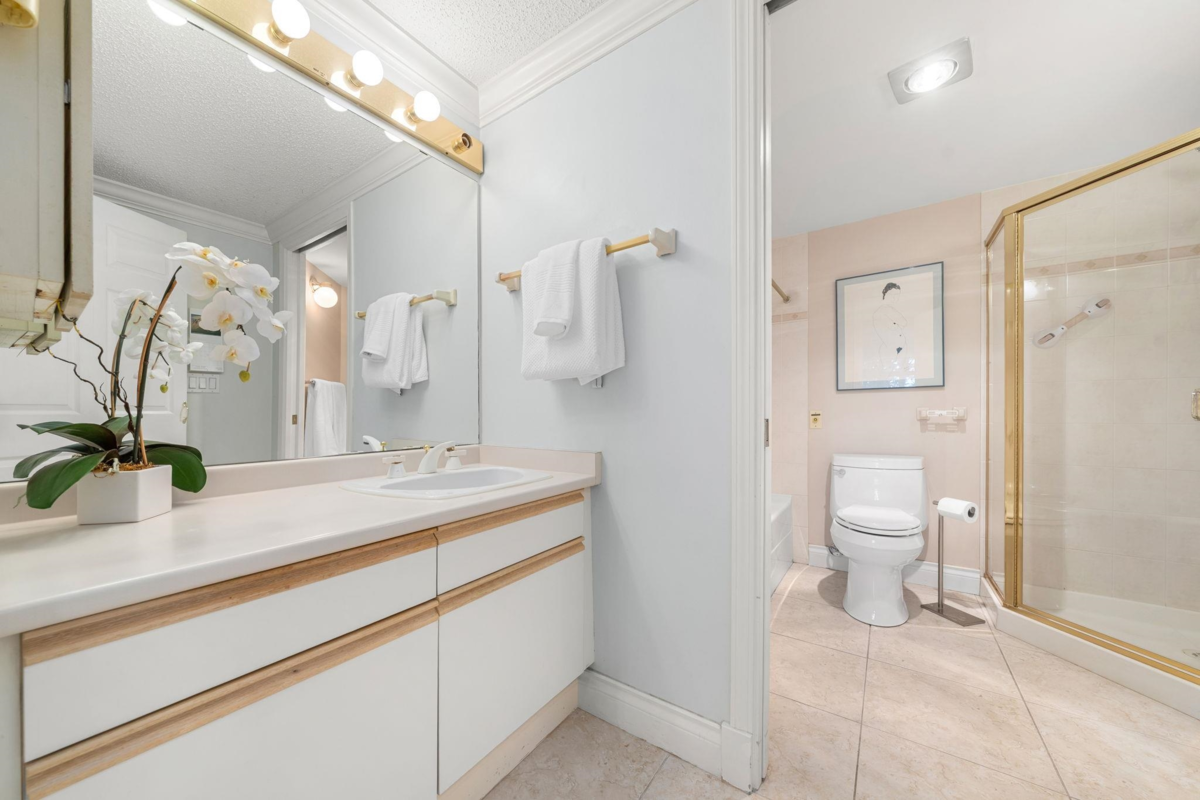 Staircase Photo of 212 2800 Chesterfield Avenue, North Vancouver, BC