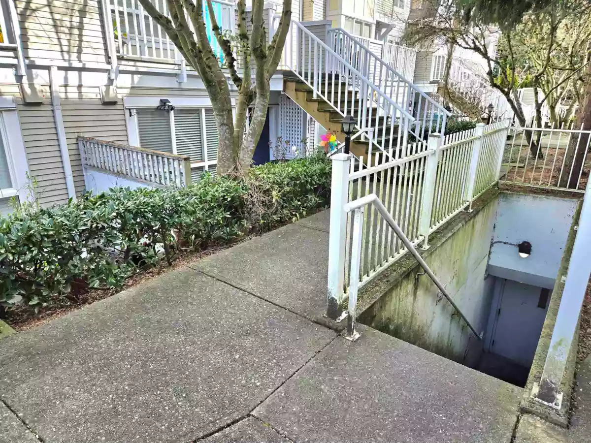 Basement Recreation Room Photo of 15 6577 Southoaks Crescent, Burnaby, BC