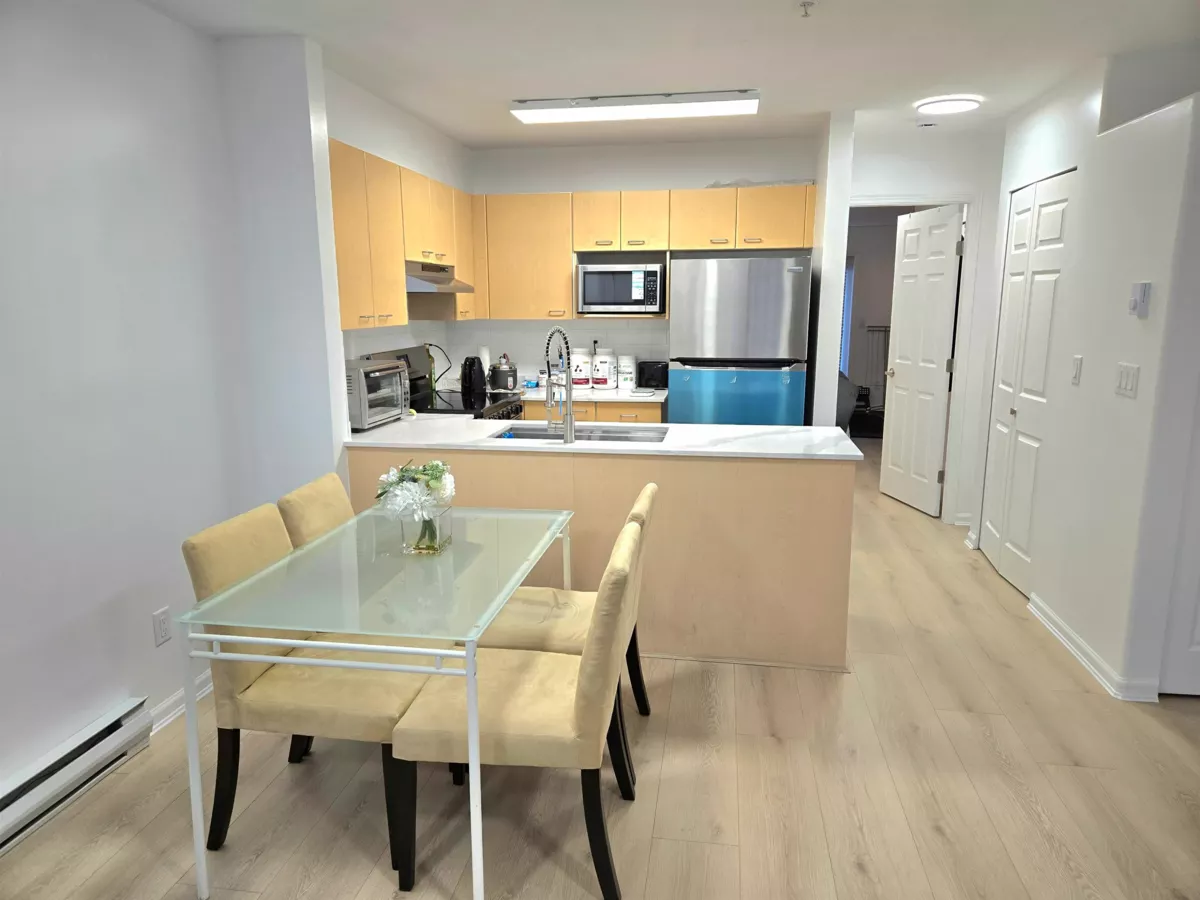 Kitchen Island Photo of 15 6577 Southoaks Crescent, Burnaby, BC