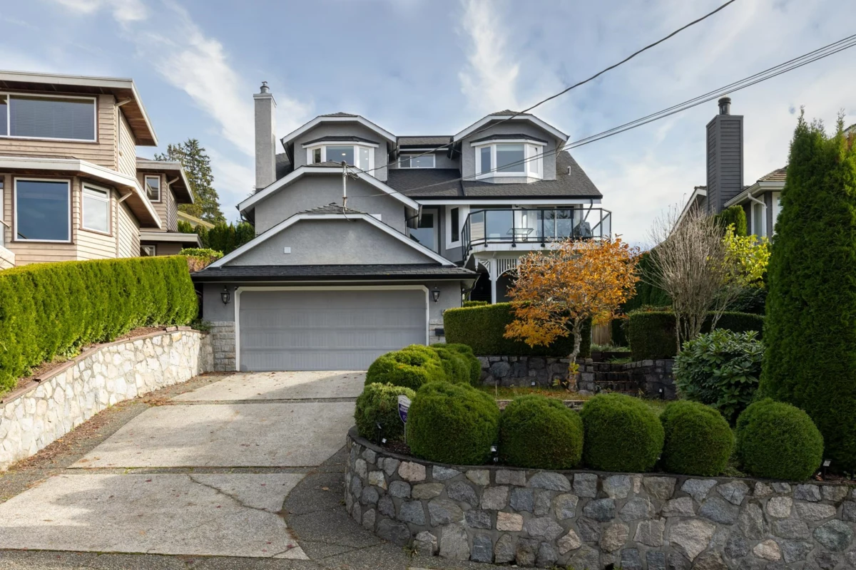 Dining Area Photo of 4050 St. Pauls Avenue, North Vancouver, BC