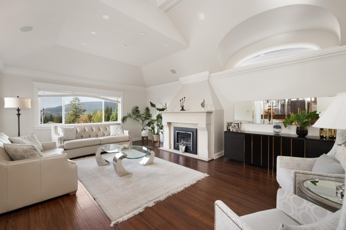 Kitchen Photo of 4050 St. Pauls Avenue, North Vancouver, BC