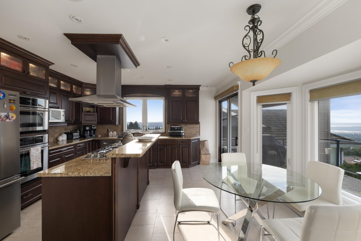 Walk-In Closet Photo of 4050 St. Pauls Avenue, North Vancouver, BC