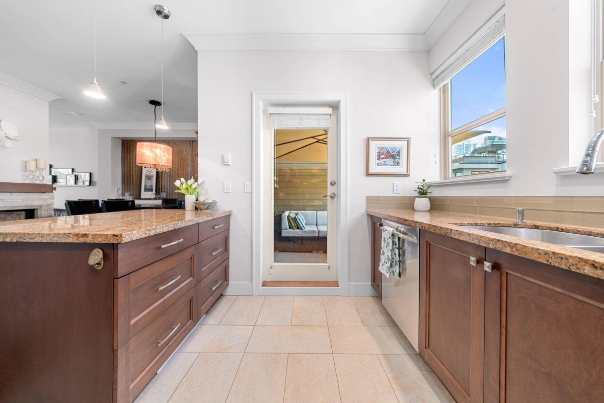 Breakfast Nook Photo of 5 897 Premier Street, North Vancouver, BC