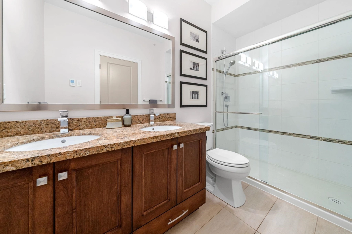 Hallway Photo of 5 897 Premier Street, North Vancouver, BC