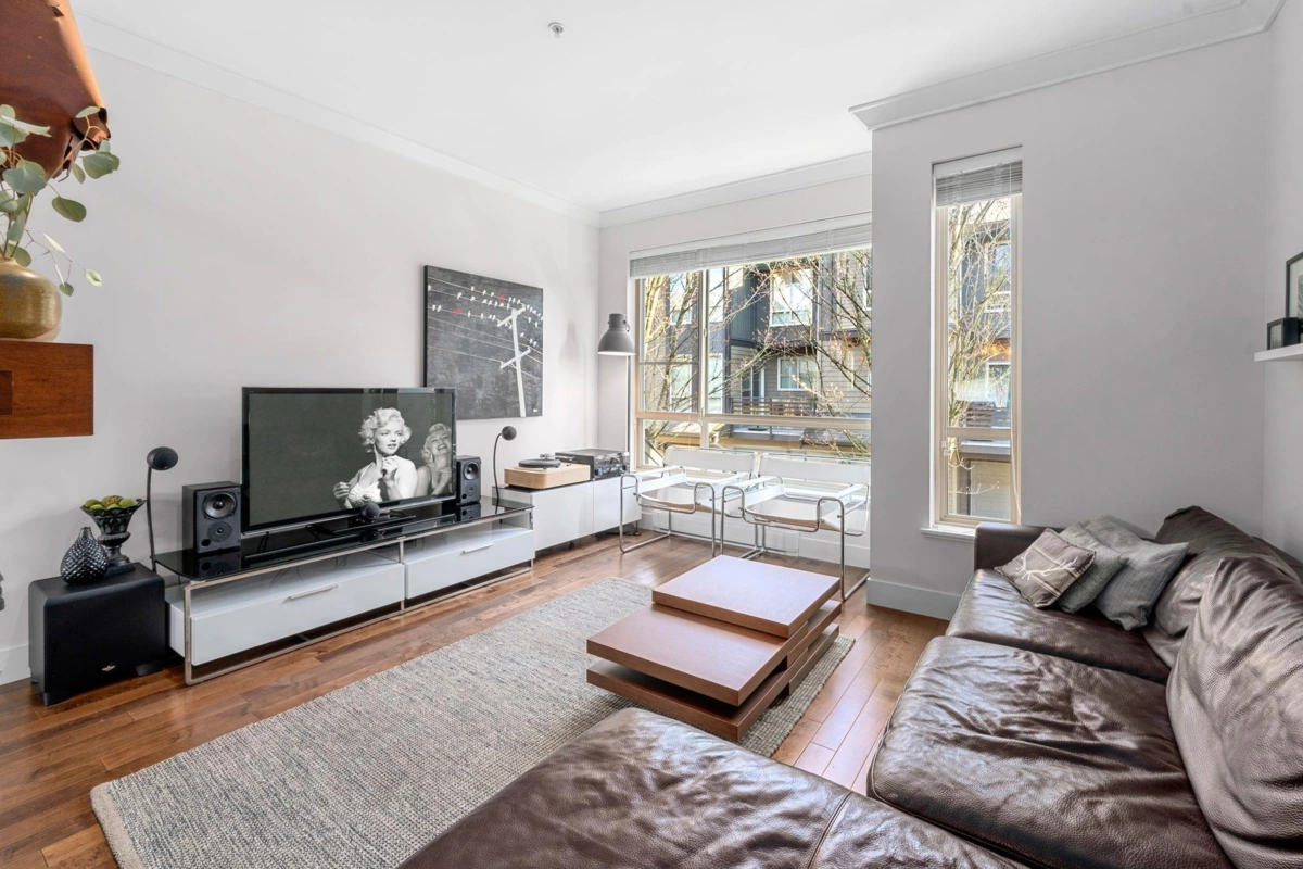 Kitchen Island Photo of 5 897 Premier Street, North Vancouver, BC