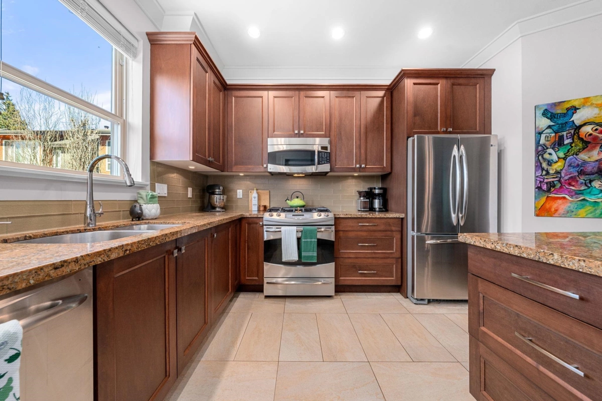 Walk-In Closet Photo of 5 897 Premier Street, North Vancouver, BC