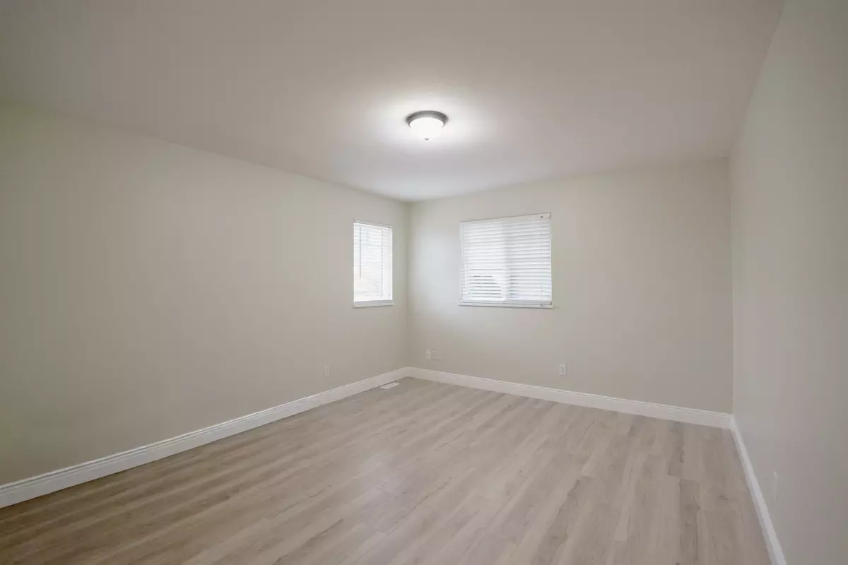 Guest Bathroom Photo of 10460 Slatford Street, Maple Ridge, BC