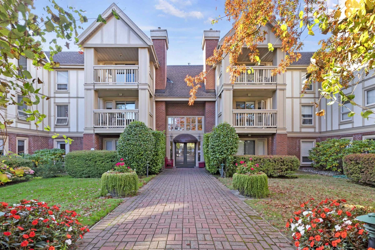 Exterior Front Photo of 205 843 22nd Street, West Vancouver, BC