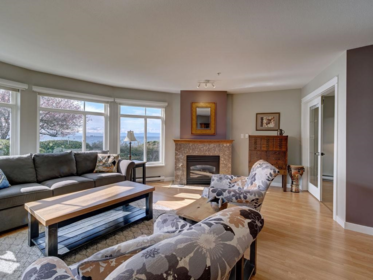 Breakfast Nook Photo of 103 5470 Inlet Avenue, Sechelt, BC