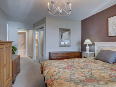 Guest Bathroom Photo of 103 5470 Inlet Avenue, Sechelt, BC